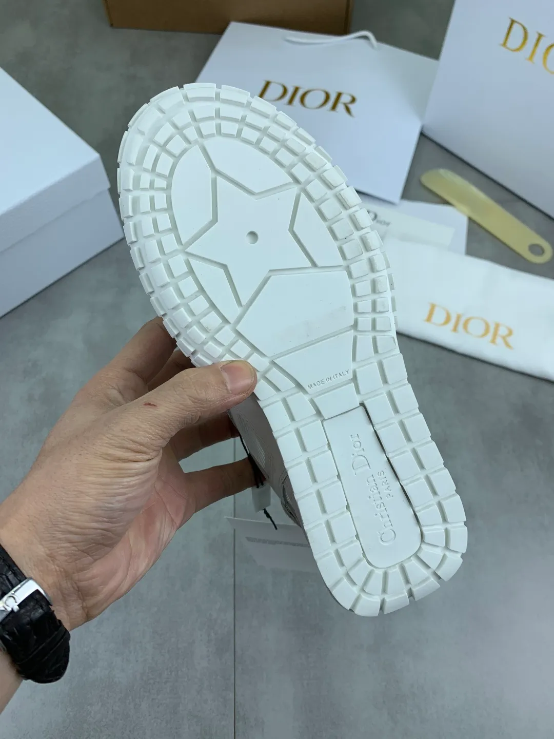 Men's men's shoes P560 new Dior Tech sneakers 2026 early spring series new products, with fashionable details, highlighting retro aesthetics. The light beige anti-suede cow leather upper is spliced ​​with apricot transparent mesh fabric on the side. The upper window edge is adhered with high-frequency flat ironing and back-pressure. It replicates the original craftsmanship, making it beautiful and comfortable without falling off. The interior is made of sheep lining of the same color and is soft and comfortable. The heel and tongue are embellished with the Paris logo. The textured TPU soles with the same color logo. The high-end version is exquisitely packaged with an airplane box, adding to the high-end style. Color: 4️⃣colors available Size: Female 35-41 Male 39-46